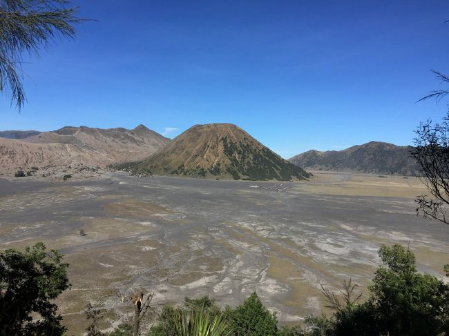 これがホテル前から見えた景色。<br />夜到着したから目の前に見えていたなんて知らなかった。<br />ツアーはホテルのランクで料金が変わるけれど2泊3日で8千円程/人だっただろうか。とても安い！