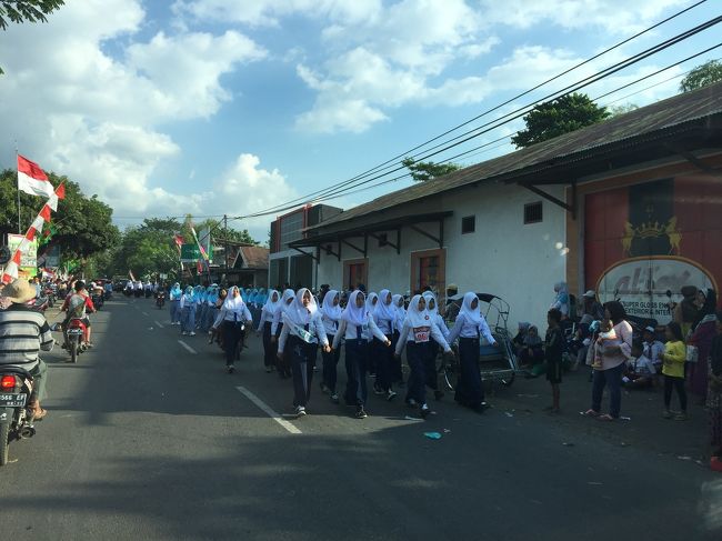 ブロモ登山を終えるとすぐさまイジェンへ移動。今度は昨日ほど距離がないからまだ楽かなって思っていたけれど期待外れ。<br />道中、学生によろ競技？のようなことが行われていて渋滞。<br />