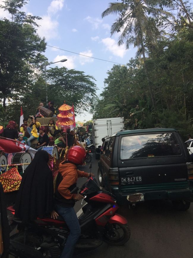 渋滞をぬけしばらく走ると今度はお祭りをやっており道が閉鎖されていた。結局引き返して大回りしていくことになり、またしても予定到着時刻を大幅に超え、7時間予定が11時間ほどかかった。