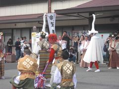 お届けが遅くなりました。～津和野駅前での「鷺舞」披露の様子～
「毎年、弥栄神社で7月の大祭のときだけ披露される優雅な神事の鷺舞です」
特別に舞われた「鷺舞」は旧型客車を見送り、午後到着の新製客車をお迎えする歓迎の舞いになりました。
～「ひよっこ」のメンバーさんとmomoneneがお伝えしました～ありがとうございました。