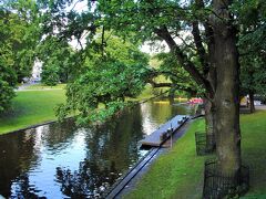 ここはピルセータス運河沿いのクロンヴァルダ公園です。
運河沿いを散歩。
南にプラプラ歩きます。