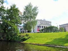 右側に見えてきたのは？
スマホのグーグルマップを見ます。
これは国立オペラ座です。