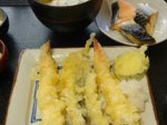 朝食。
揚げたての天ぷらが食べられて豪華版だ！