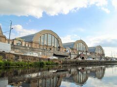 左には中央市場。
ここは元ドイツの飛行船の格納庫跡を利用した市場です。
