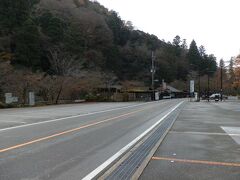 　午前9:00　栂尾高山寺にある「市営　高雄観光駐車場」に到着しました。駐車場には1台の車もなく、静寂さが漂っていました。
　足を中心にほぐし長丁場に備えます。ここ栂尾高山寺から嵐山渡月橋まで約10㎞、晩秋の京都路の景色を楽しみながらゆっくり歩きます。