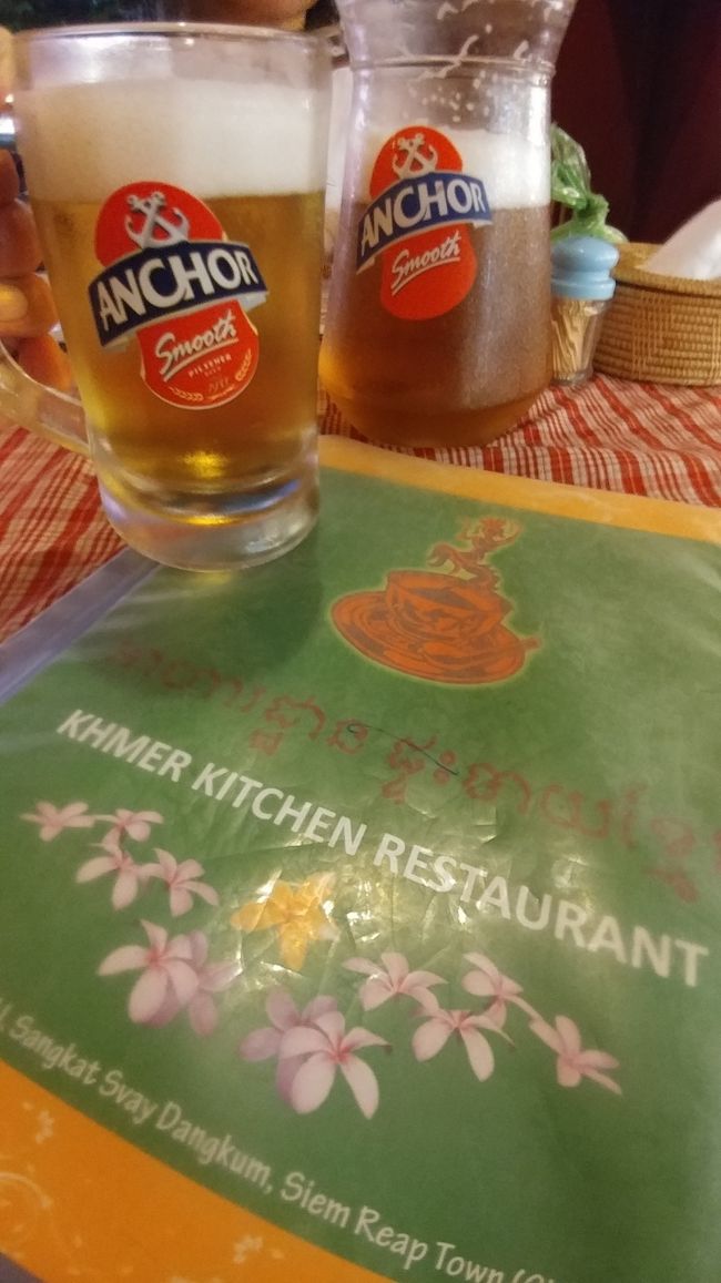 ツアーエージェントのRatana さん 推薦。ツアーデスクの真ん前にあるローカルレストラン。 <br /><br />他にも支店あり。  スタッフのサービス良好。味、ボリューム、料金。パブストリートやし、まぁこんなもんかな？って感じ。一品だいたい4-5usd.<br />しかしこのあたりビール安いね！  0.5usdんとこ多かったぜ！  <br />ソフトドリンクと料金差なし！だいたい何処でもなんでも1usd!