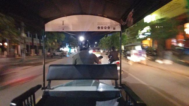 どこもかしこもトクトクだらけ。<br /><br />おいら達はホテル横で待機してはるPharaさんに帰りのピックアップ20:30pmにこの場所でと頼んでたからあれやけど、全く困らへんね。大体皆さんこのあたり何処でも3ドルて言うけど、2ドルが相場です。（笑）