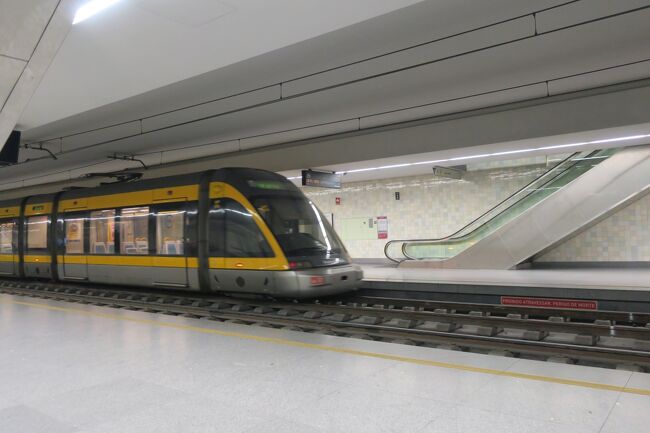 いよいよ帰国の日となりました。<br />毎回思いますが、楽しい事はほんとにあっという間です。<br /><br />ポルトの空港までは、メトロを利用しました。<br />D線のサン・ベントからトリンデーダまで乗って、ここで乗換えて<br />E線でトリンデーダからアエロポルトに行きます。<br /><br />始発と思われる6時10分頃の電車に乗って、7時前後には空港に着いていたと思います。<br />乗換えの時、間違って逆のホーム行ったら<br />親切な女性が「空港はあっちのホームよ」と教えてくれました。<br /><br />帰りも「トランサビア航空」で、チェックインの列は20～30人ほどでしたが<br />そんなにバタバタする事なく、飛行機に乗れました。