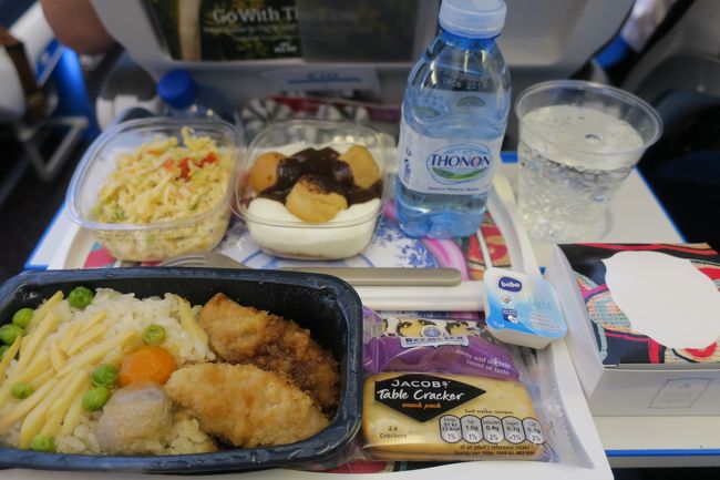 アムステルダムで、成田行きに乗り換えです。<br /><br />成田行きに乗る時は、前は荷物検査があった記憶なんですが<br />今回は荷物検査無しで搭乗できました。<br /><br />搭乗ゲートで、搭乗券をピッとさせた時<br />「ブブー」とエラーになって、「カウンターへ行って下さい」<br />と言われたので、<br />「これは、まさかの…アップグレード！？」とちょっと期待しましたが<br />なんて事はなく、普通に「OKです。どうぞ～」と言われました。<br /><br />いつもの、エコノミーなお食事です(^^)