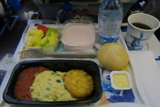 機内食もこれで最後です。普通に美味しく頂きました。<br /><br />成田に着いてからは、ジェットスターで福岡へ戻ります。<br />この日は悪天候の為か、飛行機がかなり遅れました…<br />やっぱり少し値段高くても、経由無しで福岡着にすれば良かった。。。<br /><br />ジェットスターの待ち時間は、時差ボケがひどくて<br />とても起きていられなかったので、第2ターミナルの畳で爆睡しました(^^;)<br /><br />■成田空港北ウェイティングエリアは畳で寝られる！<br />https://trip-s.world/10092015north-waiting-area