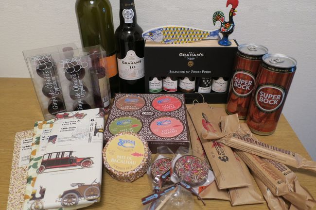 今回の戦利品です！<br /><br />缶のビールは、3缶中1缶は爆発していたので、成田で捨てる事に…<br />ジップロックで2重に包んでいたでの、大事にはなりませんでしたが。<br />残り2缶も微妙に潰れていて、弱めな炭酸になっていましたが、何とか飲めました。<br /><br />ポートワインとオビドスで買った「ジンジャ」は好評でした。<br />セレクトショップのようなセンスのいいお店が結構あるのでお土産探しも楽しいと思います。<br />パッケージが可愛い物が沢山ありました。