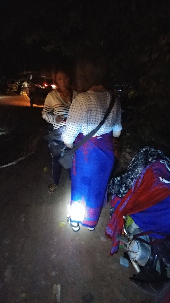 忘れててショートパンツやったから入れない！<br />入口で無料で貸してくれるんかと思いきや、なぁんとアコギな商売で。30usdとか(∩´∀｀)∩<br /><br />なんとか10まで値切るも気分悪い。夜店で3枚5usdで買えるやん。