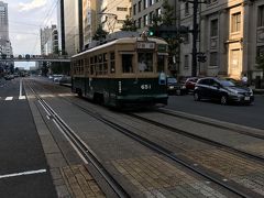 袋町電停で被爆電車651番車両と遭遇しました。隣の中電前バス停付近で被爆し、一人の乗客を除いた80名の乗員乗客が死亡し、車両は脱線して反転した状態で半焼しました。初めてであったのが旧日本銀行広島支店前出会ったことに何か因果めいたものを感じます…。