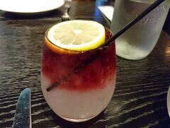 夕食は ウルフギャング・パック ピッツァバーで。
写真はアメリカンレモネードというカクテル(^.^)