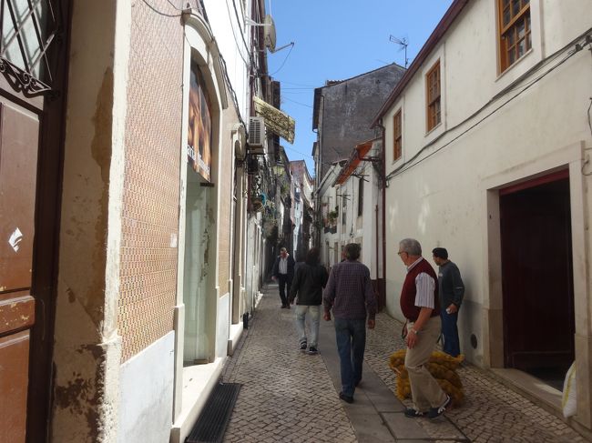 街を散策しながらサンタクルス修道院を目指します。<br /><br />観光客か地元民かはわかりませんが、人が多いです。