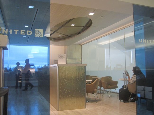 そんなワケで快適にシアトルに到着<br /><br />まだ外に出るには時間も早いし、乗り継ぎのチケットも持っているので<br />シアトル空港のラウンジでひと休み