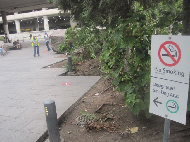 外に出たら、まずは一服<br /><br />それからバスに乗ってエメラルドダウンズ競馬場に移動<br />(写真が多いので、次の旅行記へ)