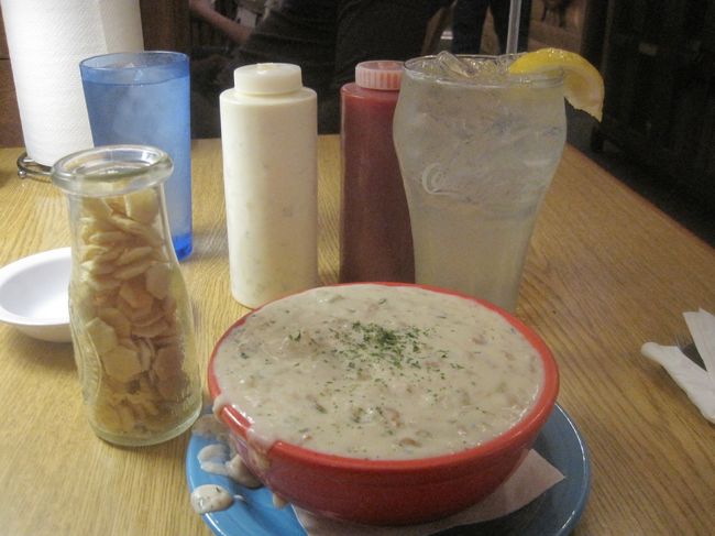 初めての店だし、定番メニューにします<br /><br />まずはクラムチャウダー<br />これ、けっこうな盛り具合でした<br />味もなかなか