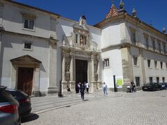 旧大学入り口、鉄の門。
写真を撮っているところ（の後ろ）がチケット売り場です。
チケットを持っていなくても鉄の門をくぐり内部中庭へは入れます。
もちろん建物内は入れません。
ジョアニア図書館のみ、30分単位の入場時間指定があります。
私1人なので、運良く満員だけど1時間後の13：00にねじ込んでくれました。
隣の受付の2人組は14：00だったのでラッキー(^^♪