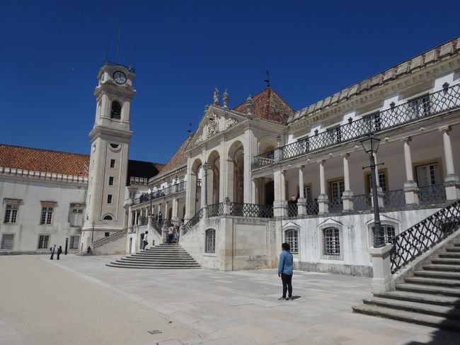 鉄の門をくぐり中庭に。