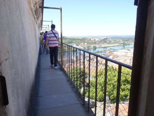 これまたよくわからないバルコニー。先は行き止まりです。<br />街とモンデゴ川の絶景がみれます。