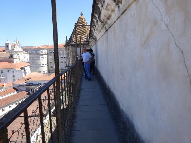 すれ違いも困難。手すりは不安な錆錆です。