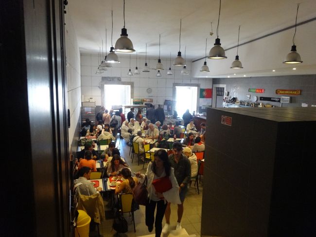 チケットが無くても入れるエリアに学食があります。観光客でも食べれますが、満席で断念。