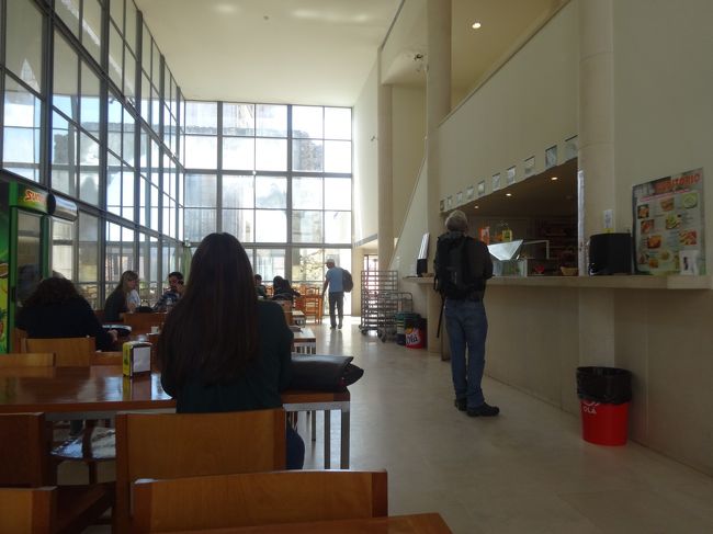 学食は2か所。こちらは空いていたけど、おばちゃんの休憩時間？注文は待ってくれと言われ、次に来た外人さんも途方に暮れる。<br />諦めて、川向こうのサンタクララ修道院に向かいます。