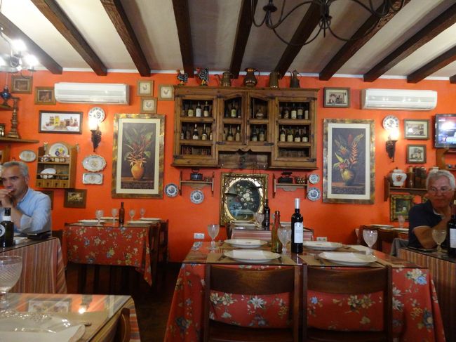 おなかも空いたので、アルメディーナ門からボルタジェン広場までの間にある雰囲気の良さそうなレストランに。