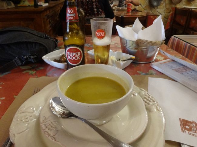 ビールとセット料理を頼みます。