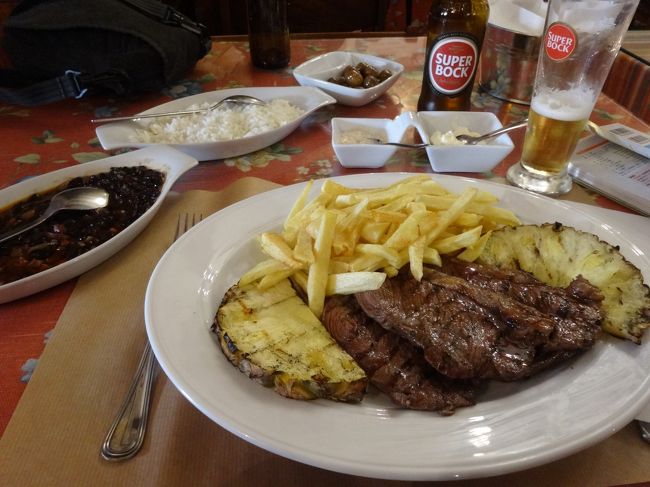 メインはわかるけど、いろいろな調味料？小皿に乗っていて、いまいち使い方がわからなかった。