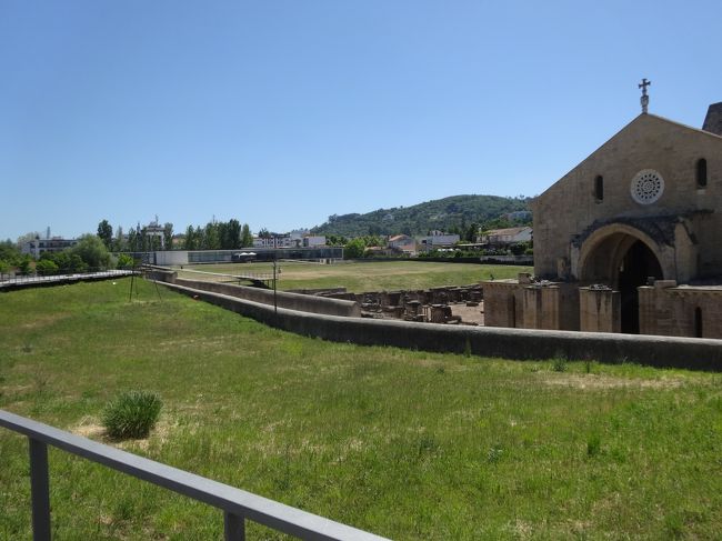 入り口が結構な先になります。<br />写真の奥にあるガラス張りの白い建物が入り口、２００Mぐらいい先ですかね？入り口と出口は当然同じところだから、2往復必要なので、見学に１KM掛かる。。。。。いっかなーい( ｀ー´)ノ