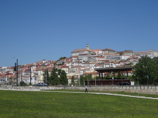 振り向くと、先程見た大学が丘の頂上に見えます。<br />城砦のようだ。歩いたバルコニーも見えますね。。