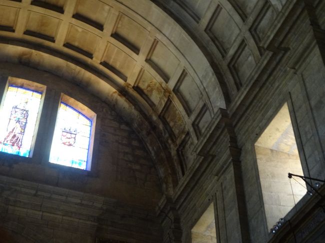 天井にも絵が描かれていたのか？色の跡があります。