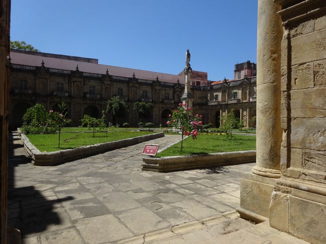 中庭<br />修道院では受付以外には人に合いませんでした。<br />観光客来ないのかなーーー？