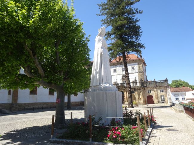 街を見守るイザベル王妃の像