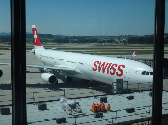 スイス国際航空ビジネスクラスで行くスイス ② 2016年1月29日にチューリッヒ国際空港ターミナルEにオープンした『SWISS セネターラウンジE』&【DUTY FREE SHOP】、スイスのお土産と言えばコレ!!食べまくりな帰国便、スイス インターナショナル エアラインズのビジネスクラス(エアバスA340-300)の機内サービス(チューリッヒ-成田間)等のご紹介