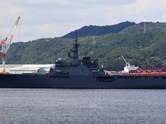 宇野港沖に停泊中の海上自衛隊輸送艦しもきた