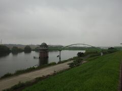 また土手に戻ります。
金町浄水場取水塔は、江戸川の水を金町浄水場へ引き入れるための施設。

歩いているうちに雨が降ってきました。
