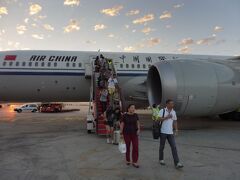 マドリッド空港にほぼ定刻に到着しました。沖止めです。
EUの入国審査が厳しくなっているという新聞報道もあり心配しましたが、ビジネスで先に降りたということもあって、殆ど並ばずに通過。預け荷物がなかなか出てこなくて、結局降機して30分以上掛かりました。