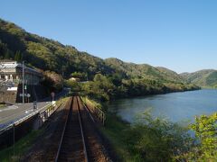 昨日訪れた潮温泉の横を通ります。