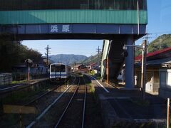 口羽駅から40分ほどで浜原駅に到着。
ここで、江津からの始発列車と行き違いします。

この列車は口羽以外では長時間停車する駅もなく、すぐ出発します。
