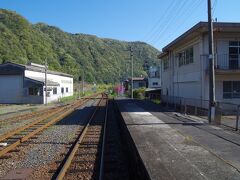 石見川本駅に到着。

沿線で随一の市街地です。
三江線の中心的な駅になっており、駅窓口もあります。
