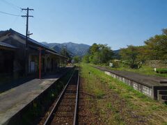 石見川本に次いで、大きな駅「川戸」駅に到着。こちらも立派な木造駅舎です。

ここで地元住民がまとまった人数乗ってきました。

この駅に行き違いが残っていれば、もう少し本数が増やせそうですが。