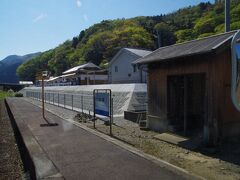 川平駅

洪水の被害があったのでしょうか。駅周辺は嵩上げされています。
