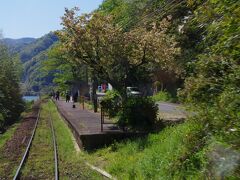 江津駅の一つ手前「江津本町」駅

観光客が何人か写真を撮っていました。