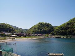 歩いていくと温泉津の海が見えてきます。