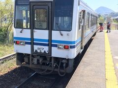 馬路駅から一駅、仁万駅へ。

この駅は有人駅ですべての扉が開きました。