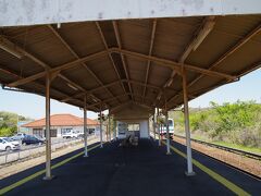 温泉津駅と同様、大きな屋根のある駅です。