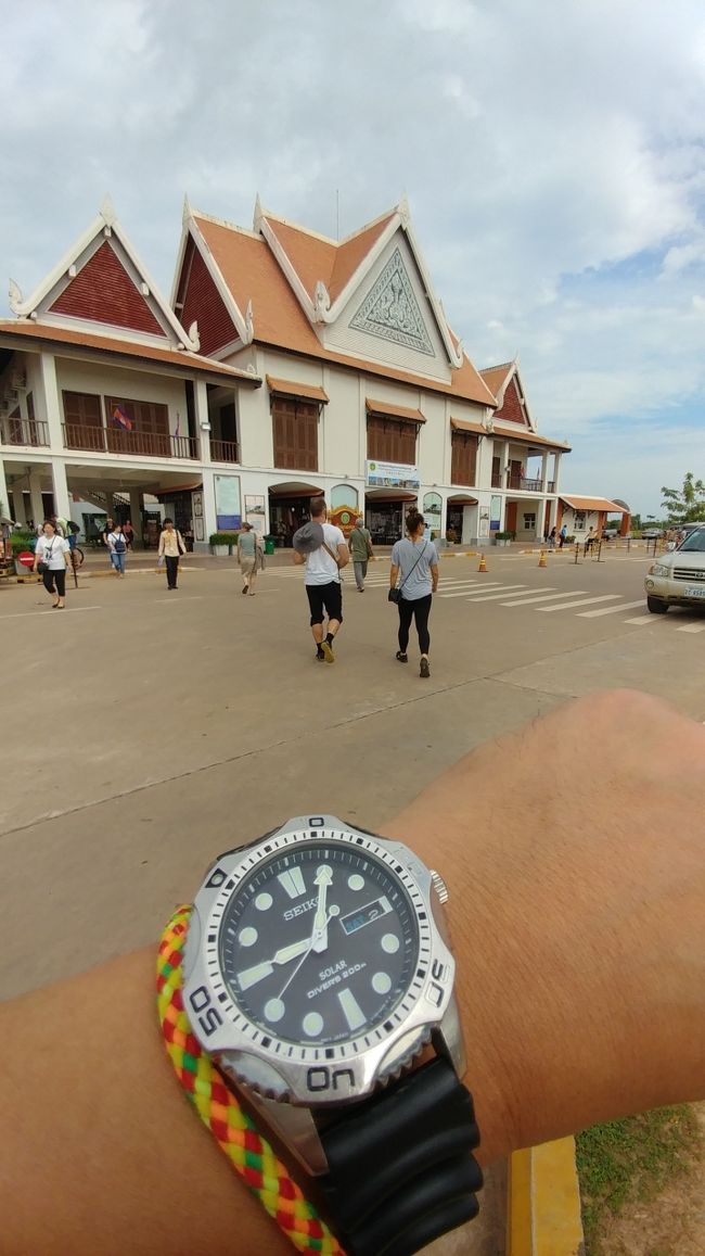 まずはチケット買いに。<br /><br />ここで人数合わせらしく、バン変更。<br /><br />12席に13人！  キツいぜ。